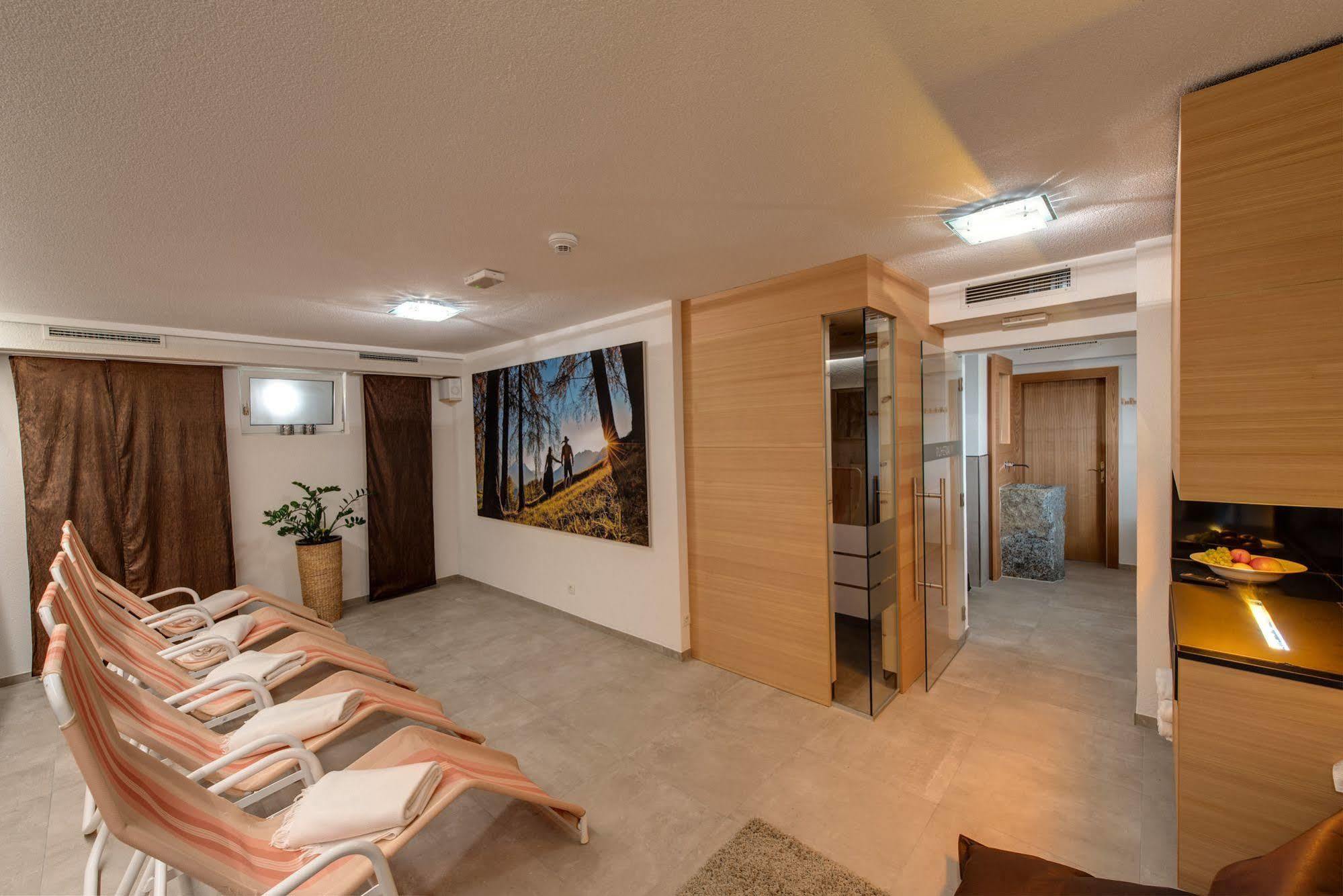 Hotel Garni Romantika Sankt Leonhard im Pitztal Dış mekan fotoğraf